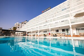 A hotel with a swimming pool, multiple balconies, and a sign reading "Castillo de Sol". - Servatur Castillo de Sol (Mogan)