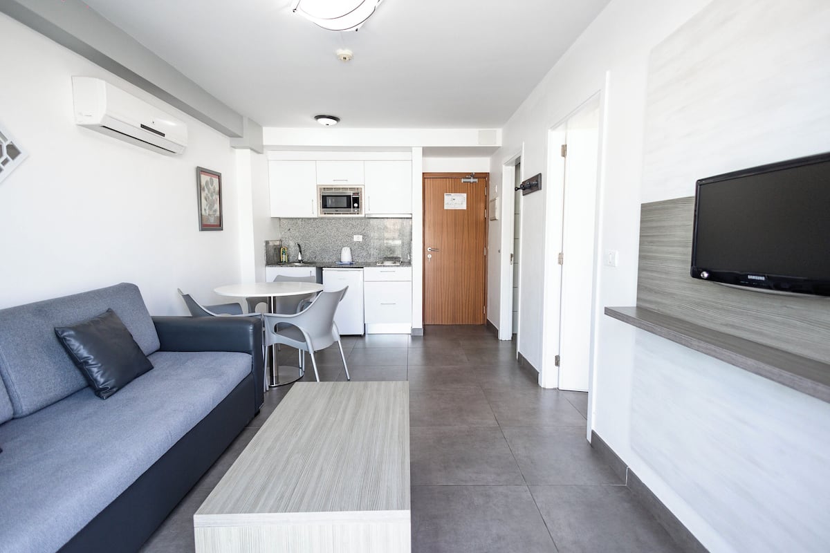 1 dormitori, escriptori, wifi gratuïta i roba de llit