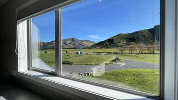 Superior Villa, 3 Bedrooms, Kitchen, Mountain View | Bed sheets