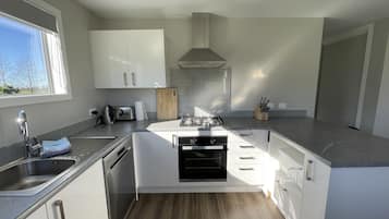 Superior Villa, 3 Bedrooms, Kitchen, Mountain View | Private kitchen | Full-sized fridge, microwave, oven, stovetop