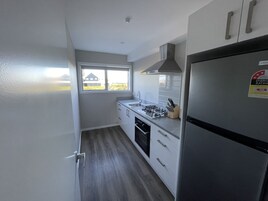 Refrigerador con freezer, microondas, horno, placa de cocina