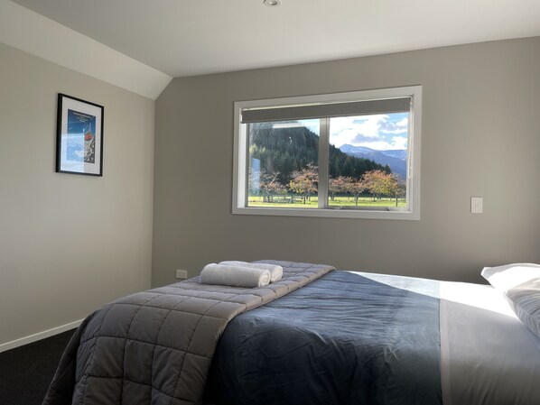 Stuga Superior - 2 sovrum - kök - utsikt mot bergen | Sängkläder