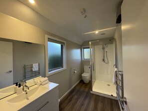 Shower, hair dryer, towels, soap - Pudding Hill Lodge & Chalets (Methven)