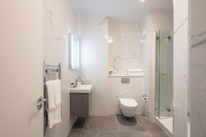 Free toiletries, hair dryer, towels, soap - Tower Residences by Blue Orchid (London)