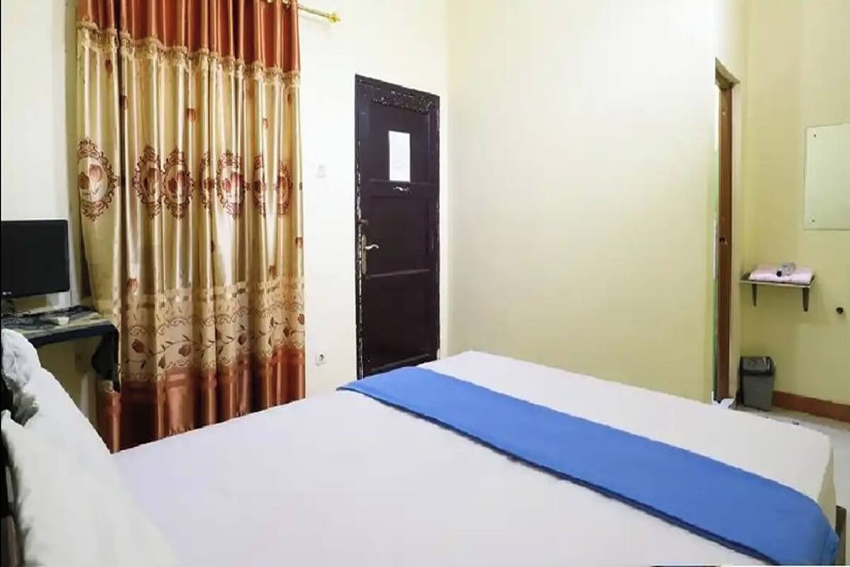 Rollaway beds, free WiFi, bed sheets