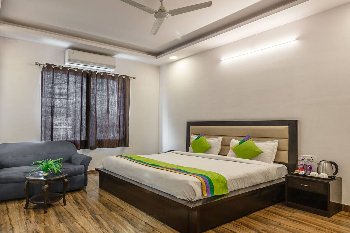 Deluxe Room | In-room safe, desk, iron/ironing board, bed sheets