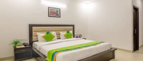 Deluxe Room | In-room safe, desk, iron/ironing board, bed sheets