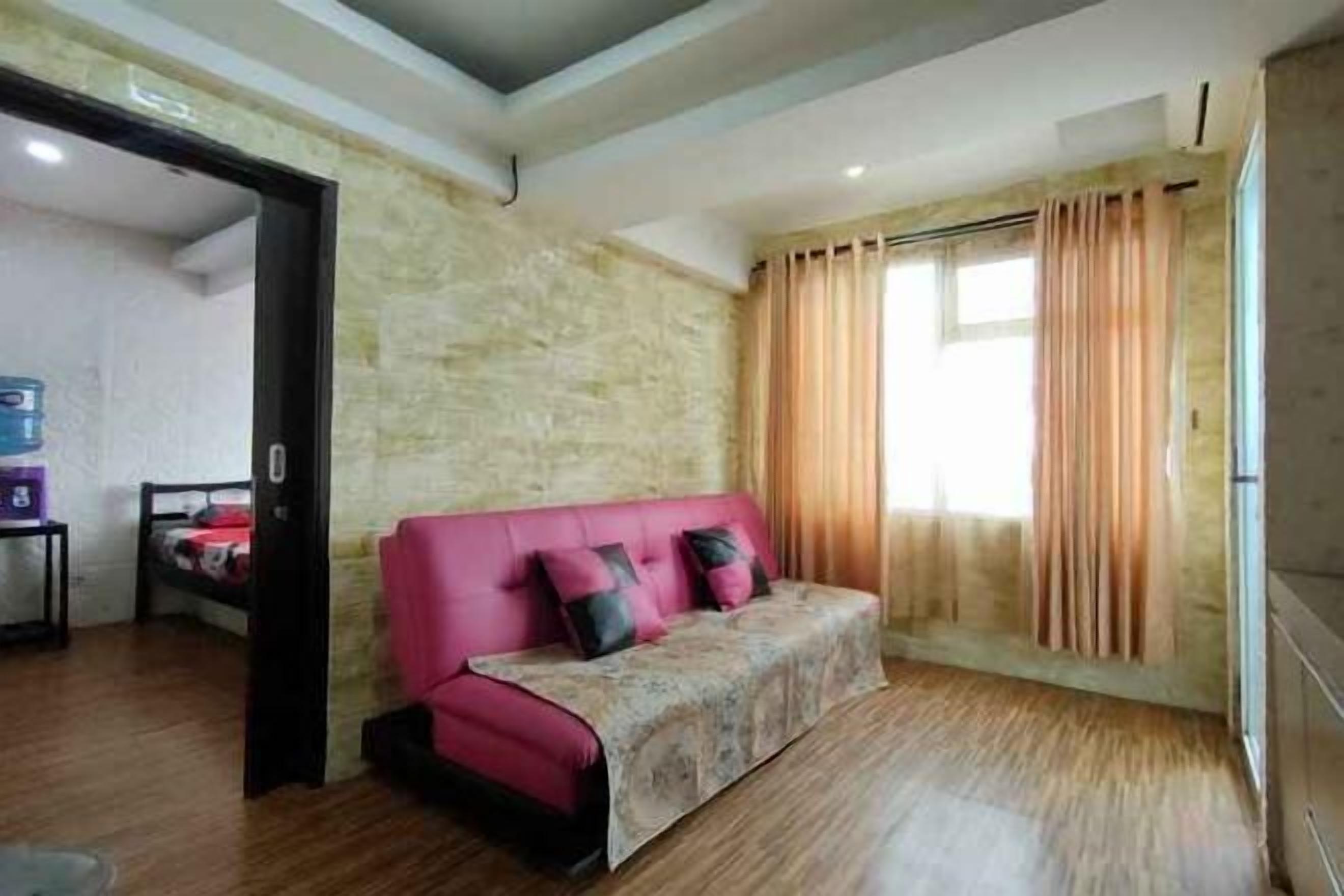 Una scrivania, lenzuola