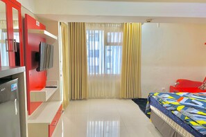 Superior Apartment | Desk, bed sheets
