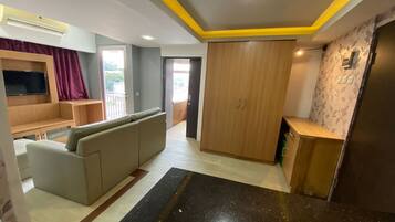 Apartamento, 2 quartos | Área de estar | TV LCD 32 polegadas com canais a cabo, TV