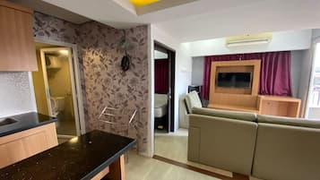 Apartemen, 2 kamar tidur | Area keluarga | Televisi LCD 32-inci dengan saluran TV kabel dan TV