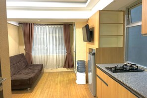 Superior Apartment | Desk, bed sheets