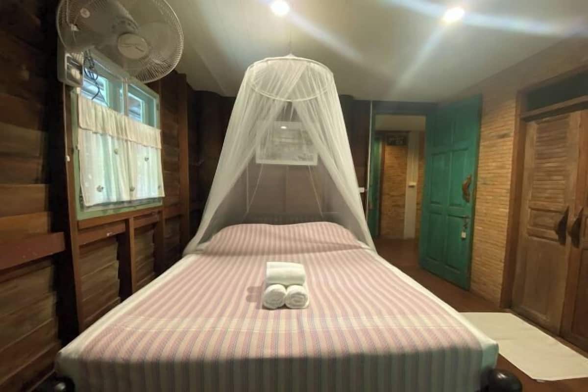 1 bedroom, in-room safe, desk, free WiFi