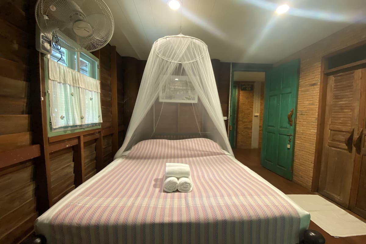 Standard Room | 1 bedroom, in-room safe, desk, free WiFi