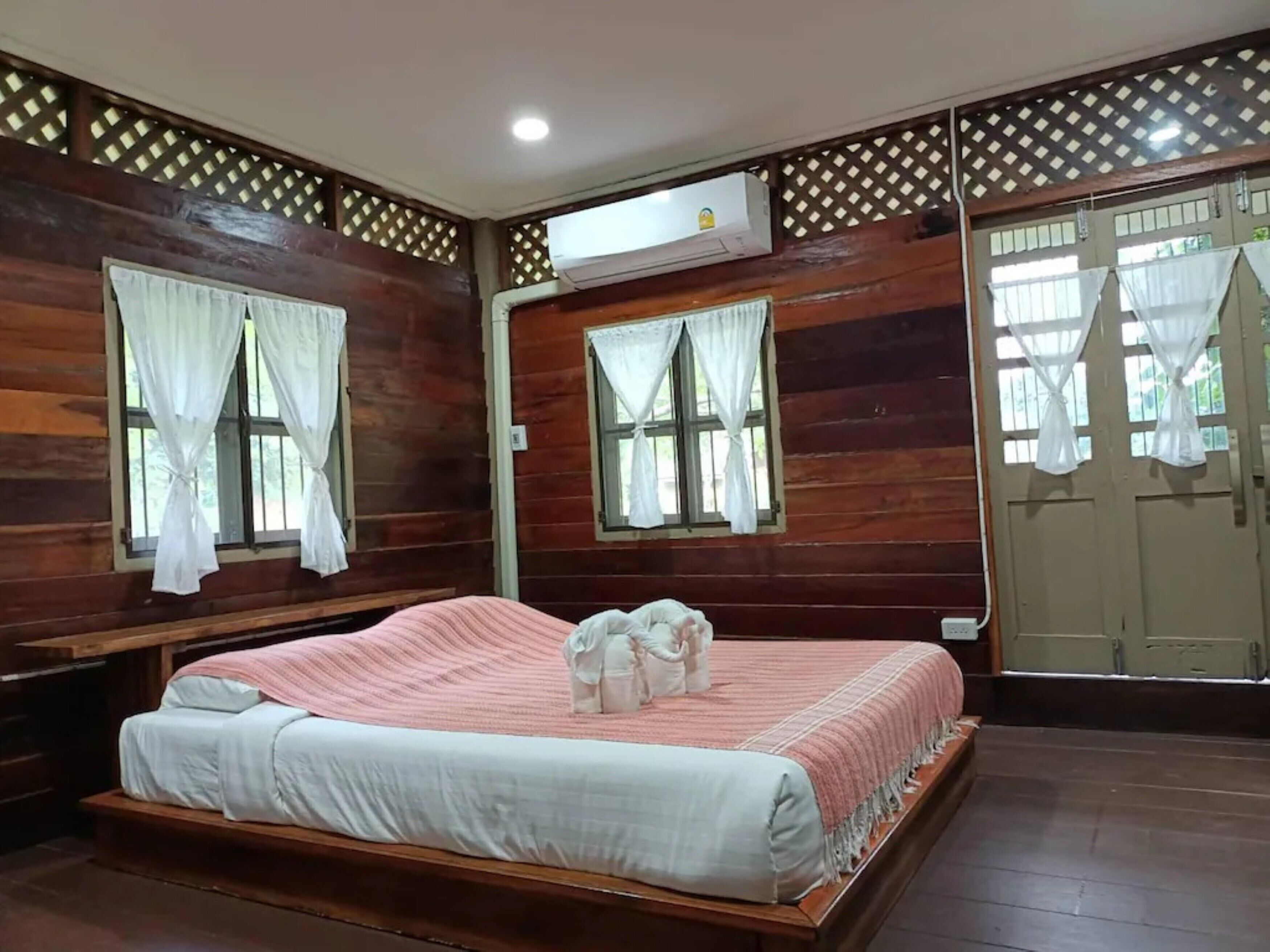 In-room safe, desk, free WiFi, bed sheets