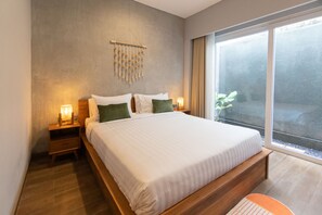 Deluxe Pool Access Room | Een bureau, een laptopwerkplek, een strijkplank/strijkijzer, gratis wifi