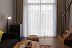 Kamer, op tussenverdieping | Woonruimte | Een 40-inch flatscreentelevisie met digitale zenders en een televisie