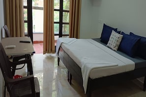 Deluxe Double Room | Free WiFi, bed sheets - Singh Deluxe Inn (Gurugram)