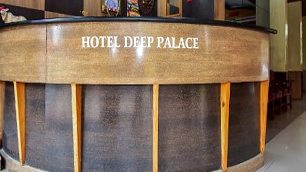 Mostrador de recepción con el letrero que indica el nombre del hotel, HOTEL DEEP PALACE.