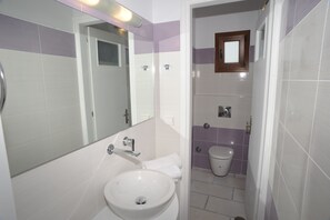 Haartrockner, Handtücher, Toilettenpapier