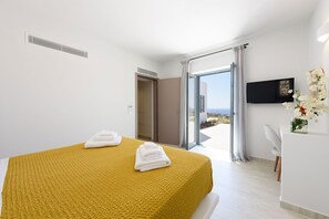 3 bedrooms, WiFi, bed sheets - Villa White with Modern Design and Swimming Pool (Paros)