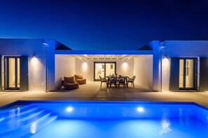 Outdoor pool - Villa White with Modern Design and Swimming Pool (Paros)