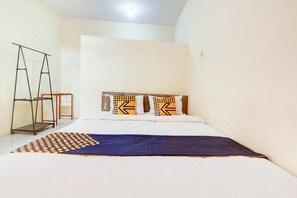 Double Room | Soundproofing, free WiFi, bed sheets - Hotel O Nakula Sadewa (Depok)