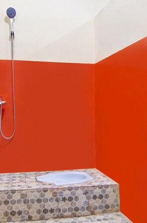 Double Room | Bathroom | Shower, towels - Hotel O Nakula Sadewa (Depok)