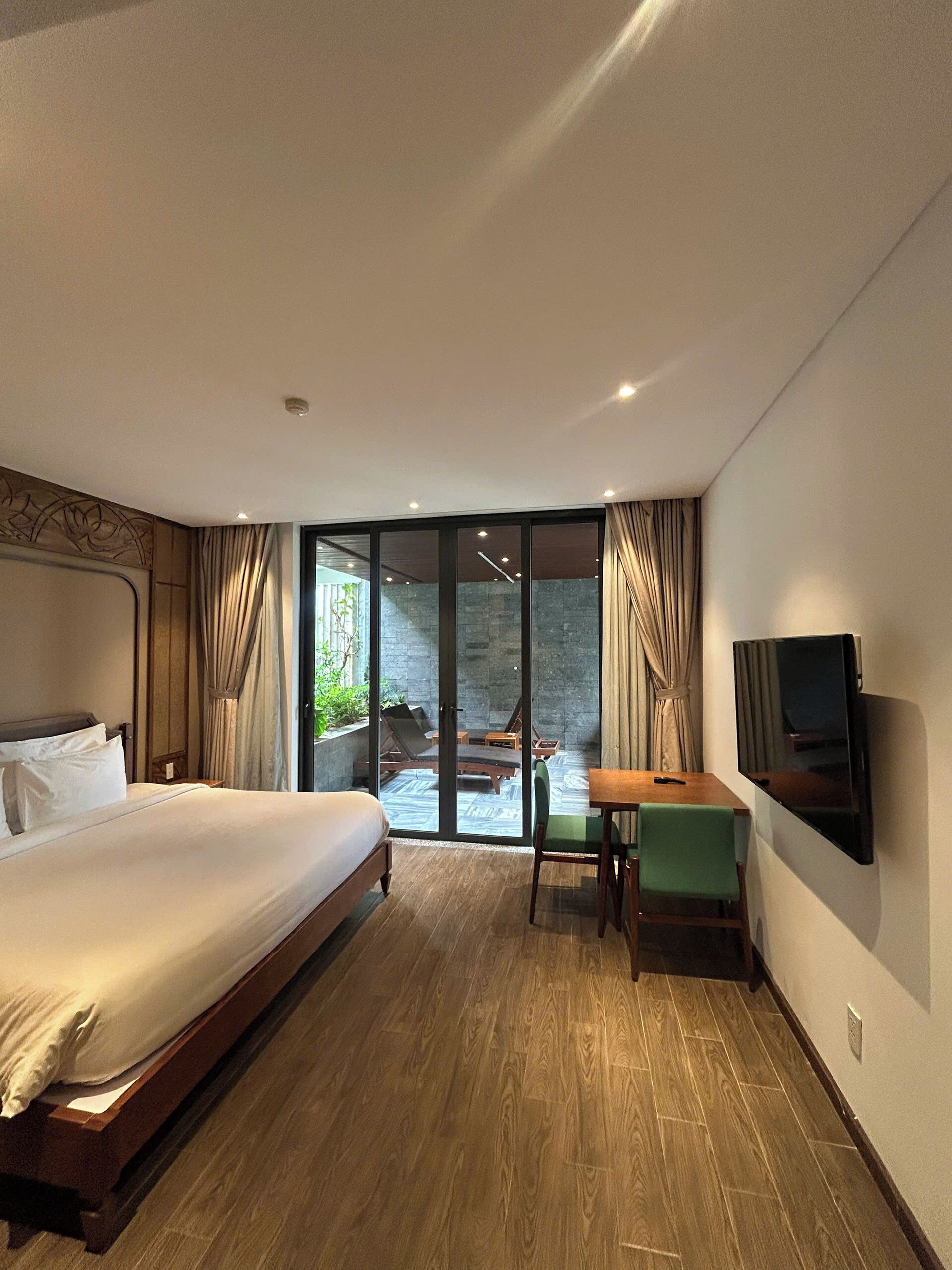 Studio Garden | In-room safe, desk, laptop workspace, blackout curtains