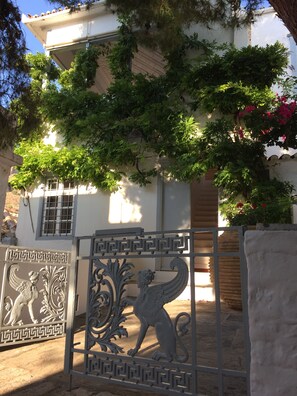 Exterior detail - Patrician villa with beautiful views, near port, with garden (Idra)