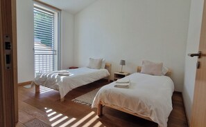 4 chambres, bureau, fer et planche à repasser, lit parapluie