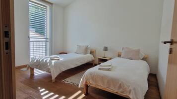 4 habitaciones, escritorio y tabla de planchar con plancha