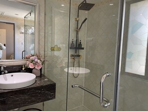 Chambre Deluxe Double ou avec lits jumeaux | Salle de bain | Douche, sèche-cheveux, serviettes fournies, savon
