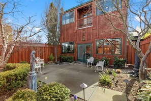 Terrace/patio - The Peerless Hotel | Signature Room #6 | Clawfoot Tub (Ashland)