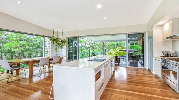 Fridge, microwave, oven, stovetop - Rainforest Tranquility (Elizabeth Beach)