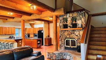 Älytelevisio, takka, työhuone