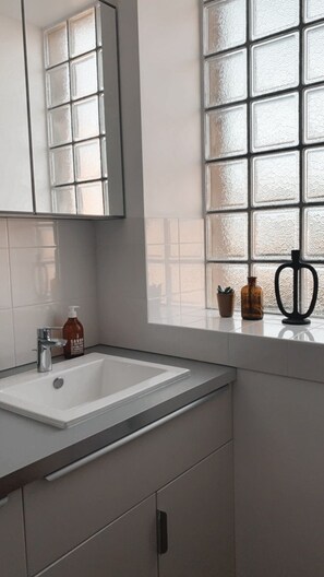 Douche, sĂšche-cheveux, serviettes fournies, savon