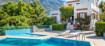 Villa Thymari.
Cosy 3-bedroom Villa with lush gardens , beautiful view