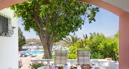 Villa Thymari.
Cosy 3-bedroom Villa with lush gardens , beautiful view