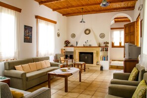 Fernseher, DVD-Player, Bücher, Musikbibliothek