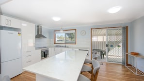 Fridge, microwave, oven, stovetop - Waratah (ILUKA)