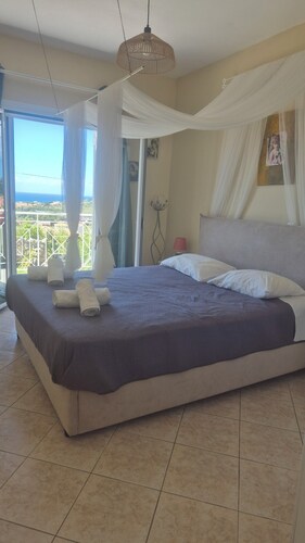 Beautiful villa with amazing sea and mountain views just 1,5 km from the  beach 