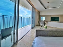 Executive Studio | Desk, blackout drapes, iron/ironing board, free WiFi