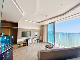 Executive Studio | Desk, blackout drapes, iron/ironing board, free WiFi