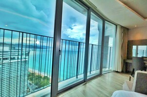 Junior Studio | Desk, blackout drapes, iron/ironing board, free WiFi