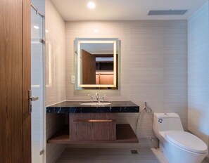 Estudio exclusivo | Baño | Amenidades de baño gratuitas, secadora de cabello, pantuflas, toallas 