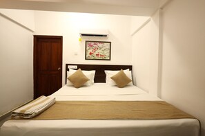 ملاءات من القطن المصري وأغطية فراش متميزة ومكتب ومكواة/لوح كي