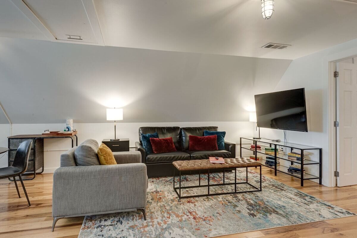 Centrally located, Peaceful Nights. Easy access to all Nashville has to offer.