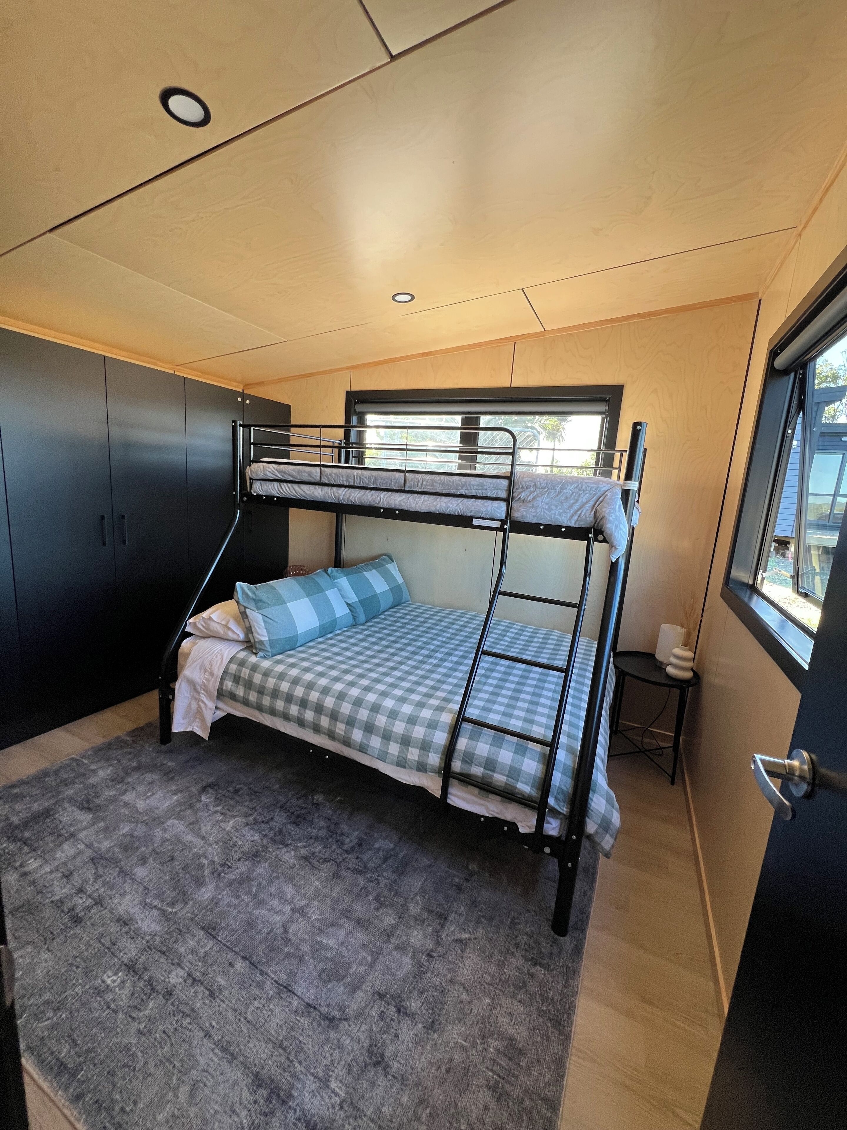 2 habitaciones, tabla de planchar con plancha, cuna de viaje y wifi 