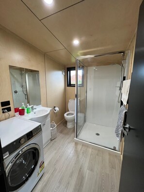 Dusj, hårføner, håndklær og såpe